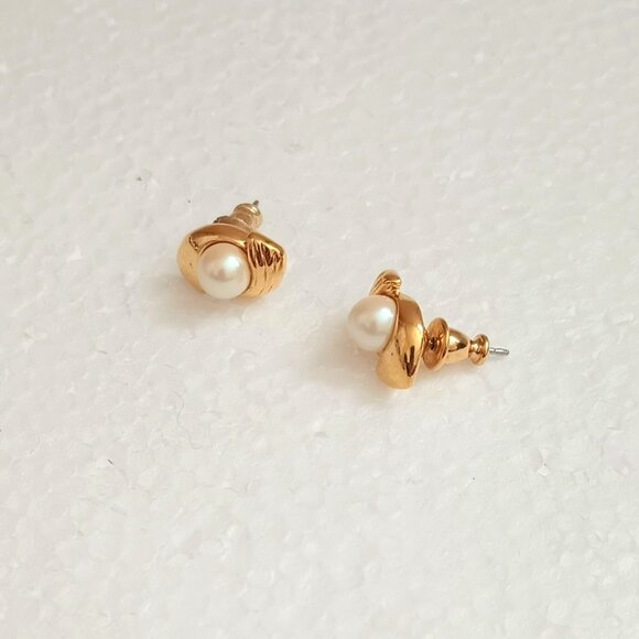 Monet Vtg Ribbed Pearl Earrings Gold Tone Stud/Post - Picture 3 of 8